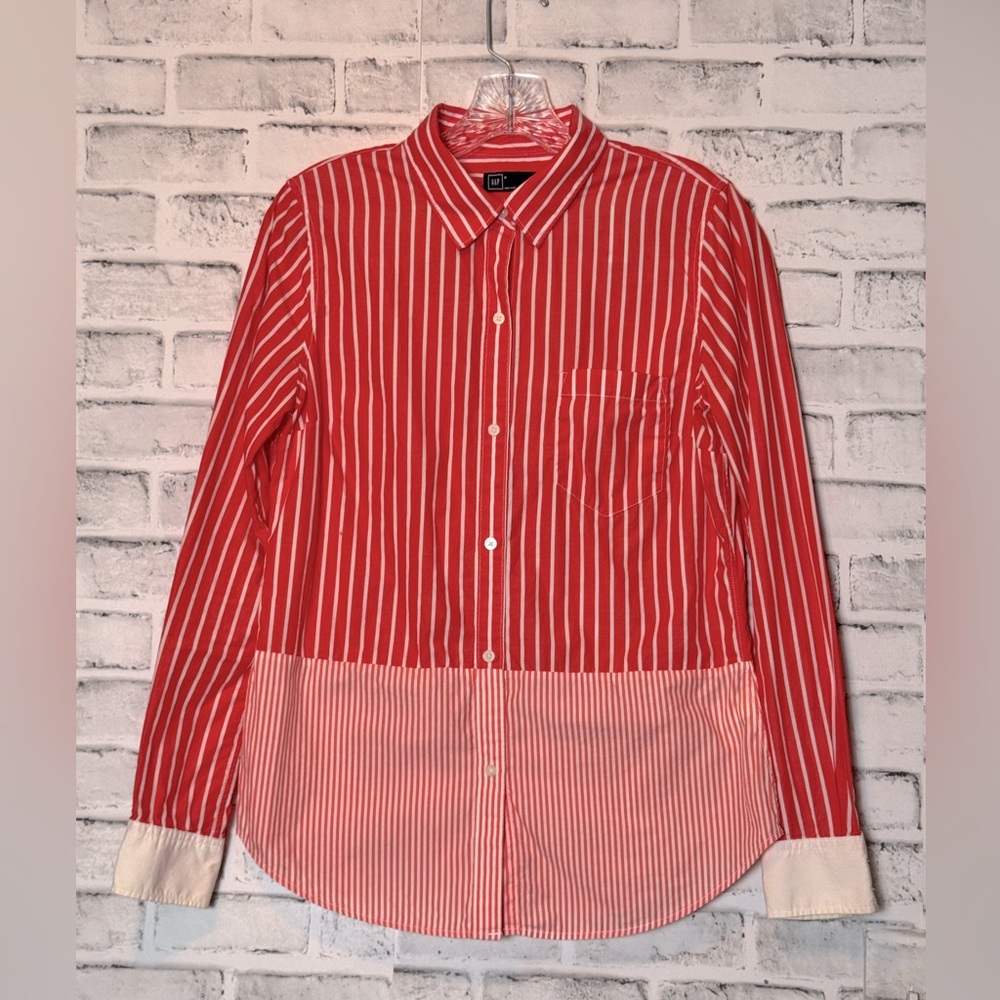 GAP Coral and off White Casual‎ Button Down striped Shirt size medium